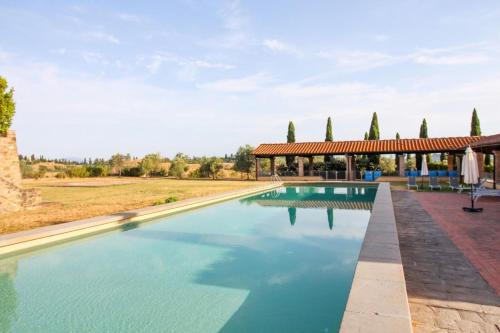 uma piscina de beiral infinito com um gazebo ao fundo em Borgo La Casa em Montaione