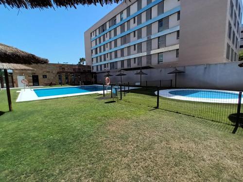 una pista de tenis frente a un edificio en LUCIA S HOUSE en Mairena del Aljarafe