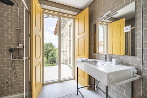 La salle de bains est pourvue d'un lavabo et d'un miroir. dans l'établissement Nomad's Country - 4BED Casa de Macieira, à Santa Maria da Feira