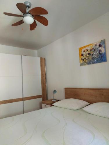 Postel nebo postele na pokoji v ubytování Apartment Podgora 11469a
