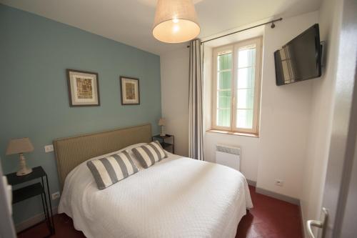 מיטה או מיטות בחדר ב-Château Ciceron