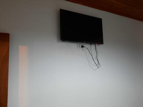 uma televisão de ecrã plano pendurada numa parede em del PARANA em Corrientes