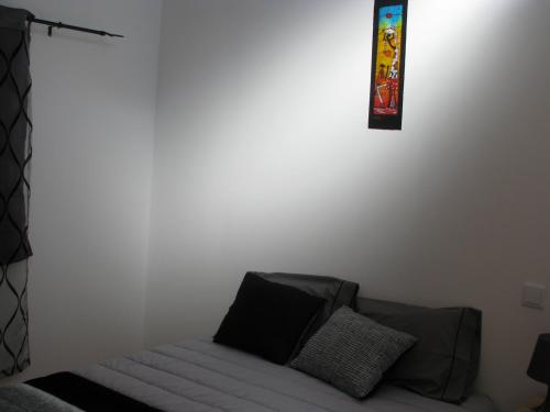 a living room with a couch and a picture on the wall at Quinta Sul America in Moimenta da Beira