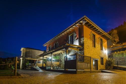 a building at night with the lights on at Alborada del Eo in Vegadeo