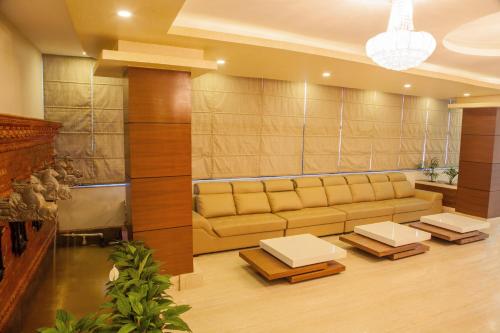 un soggiorno con divano e tavoli di Hotel Meridian Suite a Kathmandu