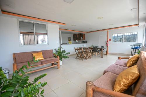 sala de estar con sofás y comedor en Casa de Huespedes Colonial, en Santo Domingo