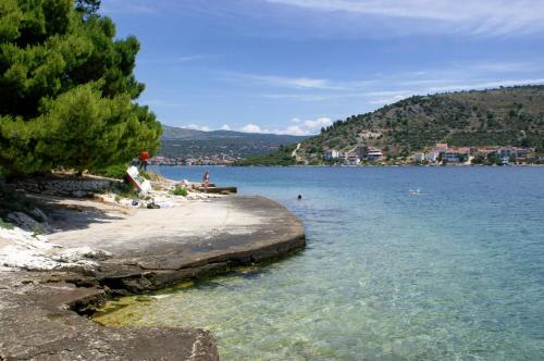 Blick auf einen See mit Menschen, die im Wasser schwimmen in der Unterkunft Seaside holiday house Zatoglav, Rogoznica - 13540 in Rogoznica