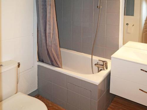 ein Badezimmer mit einem WC, einer Badewanne und einem Waschbecken in der Unterkunft Appartement Les Orres, 3 pièces, 8 personnes - FR-1-322-484 in Les Orres