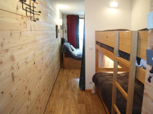 Zimmer mit 2 Etagenbetten und einer Wand in der Unterkunft Appartement Les Orres, 3 pièces, 8 personnes - FR-1-322-484 in Les Orres
