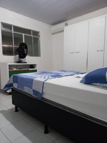 um quarto com uma cama grande num quarto em Apartamento no Sítio Histórico de Olinda em Olinda