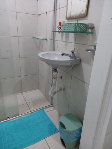 uma casa de banho com um lavatório e um chuveiro em Apartamento no Sítio Histórico de Olinda em Olinda