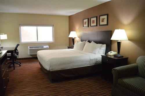 Habitación de hotel con cama grande y escritorio. en First Choice Inn at the Swell, en Green River