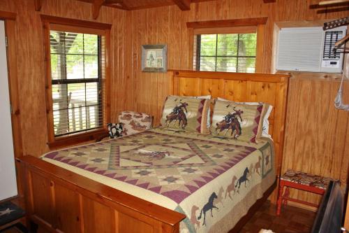 Vuode tai vuoteita majoituspaikassa Double U Barr Ranch - Cowboy Cabin