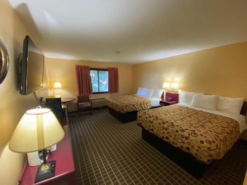 pokój hotelowy z 2 łóżkami i telewizorem w obiekcie America's Stay Inn Stewartville w mieście Stewartville