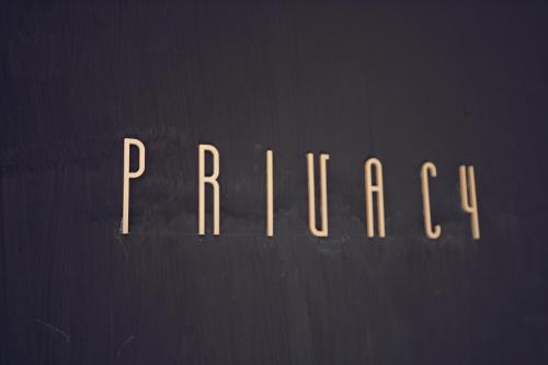 Privacy Home I 六人包層民宿に飾ってある許可証、賞状、看板またはその他の書類