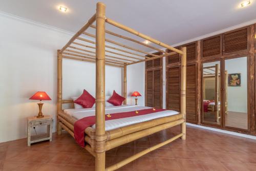 Ένα ή περισσότερα κρεβάτια σε δωμάτιο στο Villa Dinding Batu