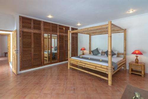 Ένα ή περισσότερα κρεβάτια σε δωμάτιο στο Villa Dinding Batu