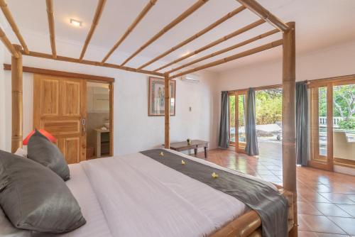 Ένα ή περισσότερα κρεβάτια σε δωμάτιο στο Villa Dinding Batu
