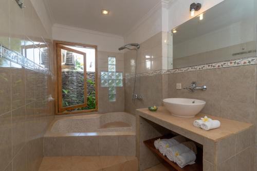 Ένα μπάνιο στο Villa Dinding Batu