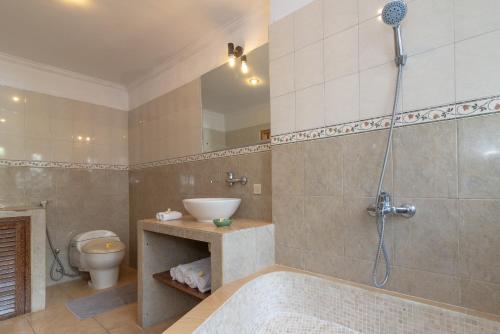 Ένα μπάνιο στο Villa Dinding Batu