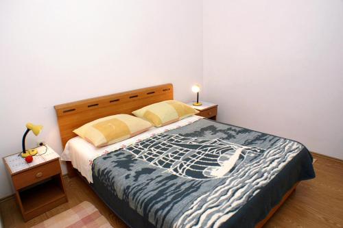 Postel nebo postele na pokoji v ubytování Apartments with a parking space Rogoznica - 4218