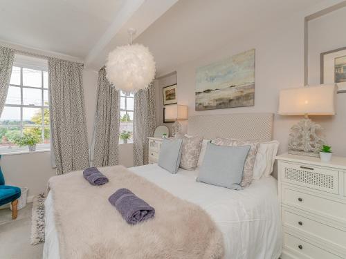 チェスターにあるIvy Cottageのベッドルーム(紫色の枕が付いた大きな白いベッド付)