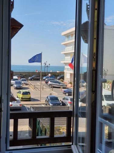 - une vue depuis la fenêtre d'un parking dans l'établissement le meublé d 'Alex, à Étretat