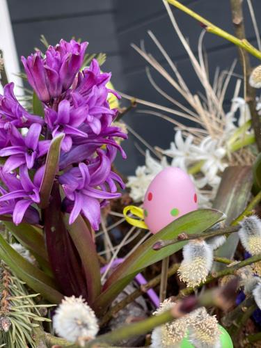 a bouquet of purple flowers and an easter egg at Ragaciema Skadiņi in Ragaciems