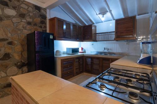 Η κουζίνα ή μικρή κουζίνα στο Villa Dinding Batu