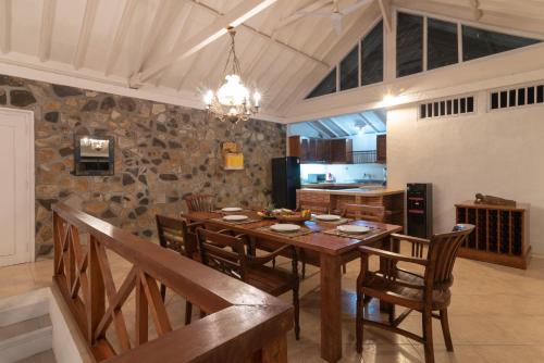 Η κουζίνα ή μικρή κουζίνα στο Villa Dinding Batu