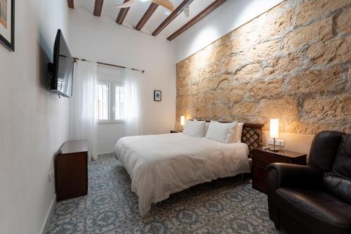 a bedroom with a bed and a brick wall at Tosca 2 PAX by costablancarent in Denia
