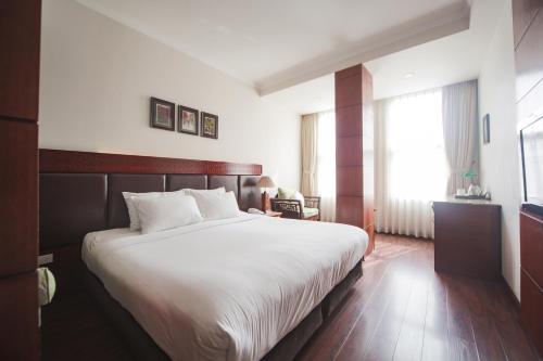 Cama o camas de una habitación en Hanoi E Central Luxury Hotel & Restaurant