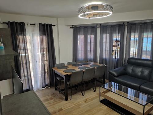 uma sala de estar com uma mesa e um sofá em SOLYMAR PONIENTE Apartamento Recién Reformado A 3 min de Playa Poniente y del Centro Parking Opcional em Benidorm