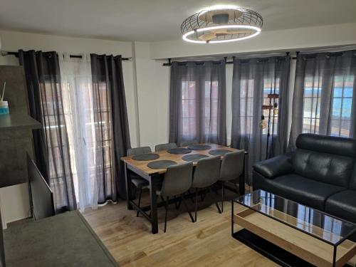 een woonkamer met een tafel en een bank bij SOLYMAR PONIENTE Apartamento Recién Reformado A 3 min de Playa Poniente y del Centro Parking Opcional in Benidorm