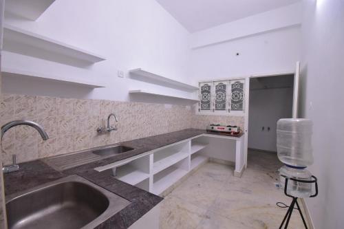 Kuchyň nebo kuchyňský kout v ubytování BHARATHI RESIDHOME