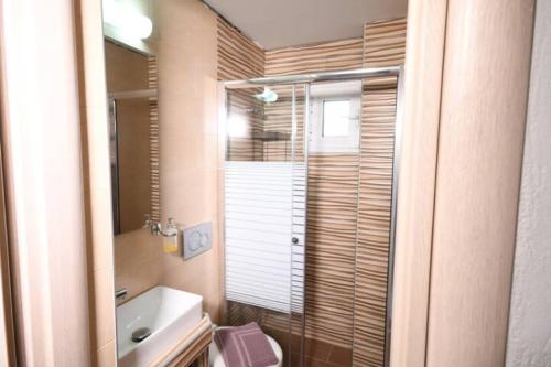 Bilik mandi di Sarti View House
