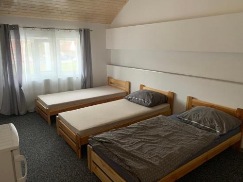 Postel nebo postele na pokoji v ubytování Vrbecka Hospoda 2