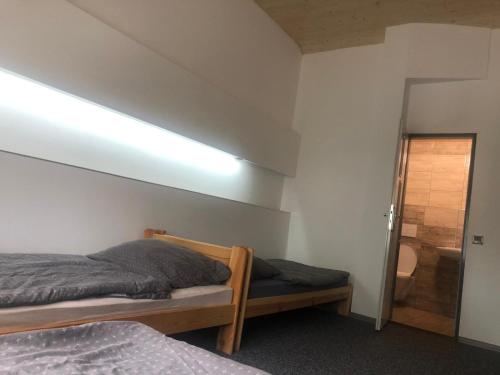 Postel nebo postele na pokoji v ubytování Vrbecka Hospoda 2