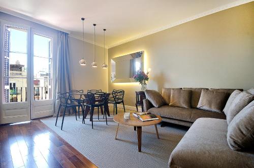 バルセロナにあるYou Stylish Diagonal Apartmentsのリビングルーム(ソファ、テーブル、椅子付)