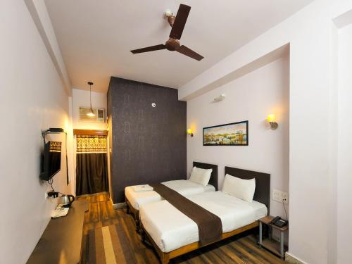 1 dormitorio con 1 cama y ventilador de techo en Shivani Palace Hotel, Restaurant & Party Hall en Seonī