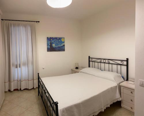a bedroom with a large bed and a window at Casa Chiara in Pula