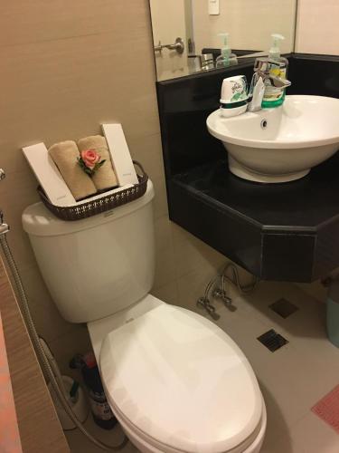 Et badeværelse på Near Manila Airport Spacious Condo Unit