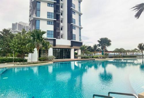 ヌサジャヤにあるAlmas Suites Youtube Netflix 100mbps By STAYの建物の前の大きなプール