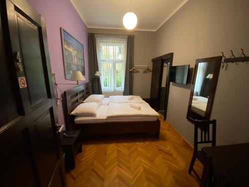sypialnia z dużym łóżkiem i oknem w obiekcie Central Station Studios w Pradze