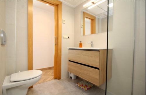 サンタ・ポラにあるLujoso apartamento en 1ª línea recién reformadoのバスルーム(トイレ、洗面台、鏡付)