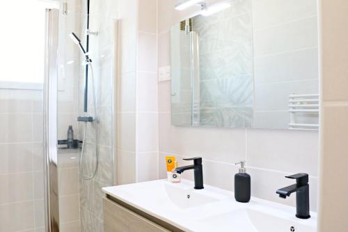 W łazience znajduje się umywalka i prysznic. w obiekcie Air'BABY - 1 à 6 PERSONNES - Colomiers Centre w mieście Colomiers