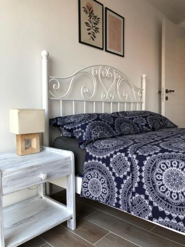 een slaapkamer met een wit bed en een wit nachtkastje bij Apartman i Studio Smrikve in Pula