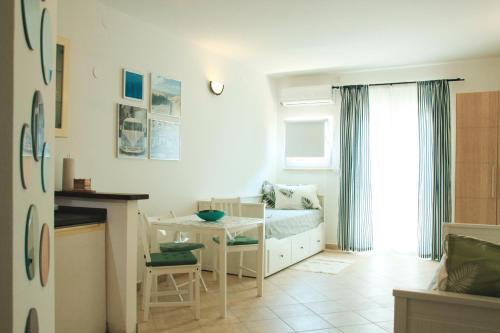 eine Küche und ein Wohnzimmer mit einem Tisch und einem Sofa in der Unterkunft Apartman i Studio Smrikve in Pula