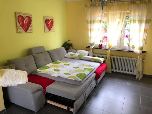 Habitación con sofá, cama y ventana en Traumhaftes Apartment in Mönchengladbach Ohler, en Mönchengladbach