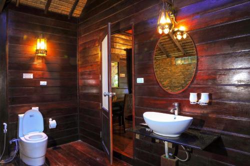Ein Badezimmer in der Unterkunft Anda Resort Koh Lipe